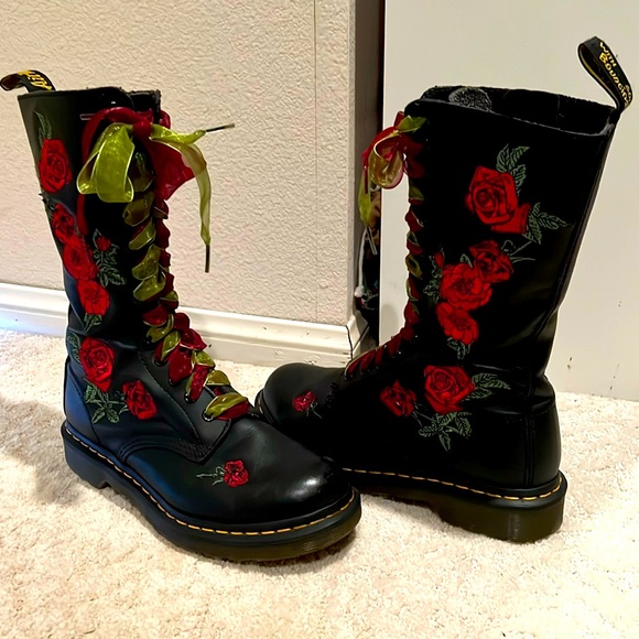 DR. MARTEN 14-eye Vonda Casual Boot! Roses and stems embroidered. Good condition - Picture 1 of 8